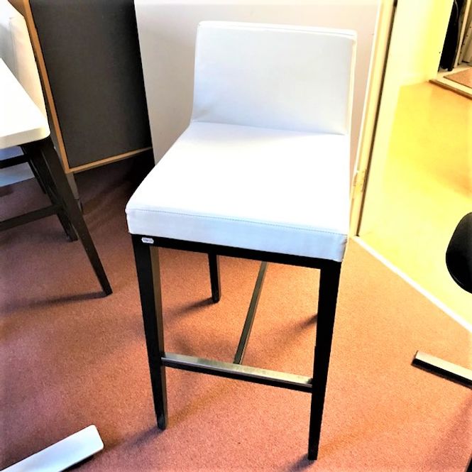 Huvudbild Barstol Vitt skinn/Svart stativ - begagnad