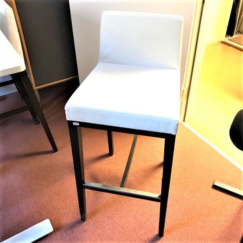 Barstol Vitt skinn/Svart stativ - begagnad