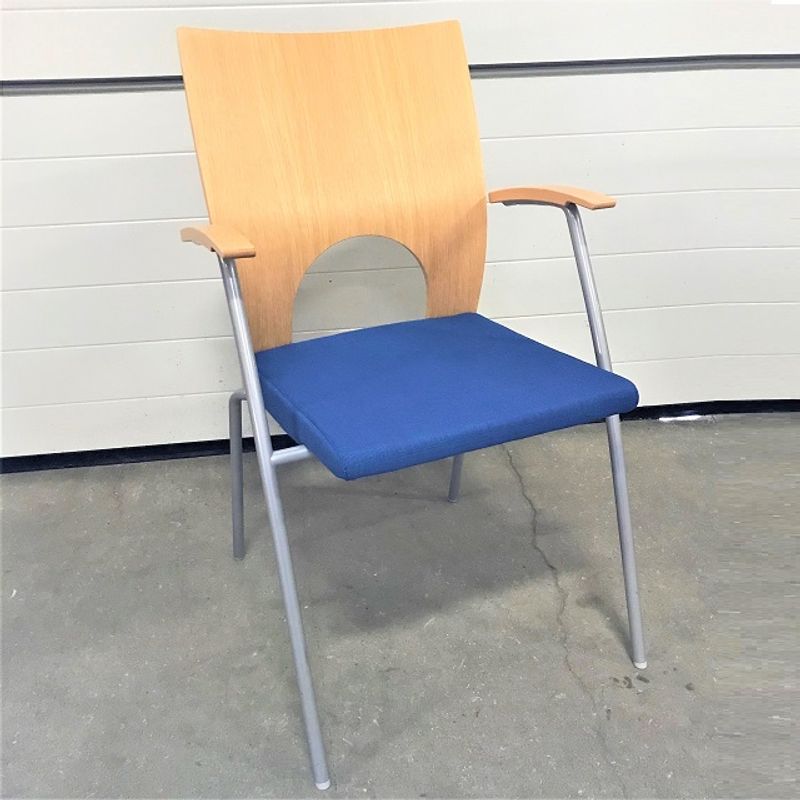 Konferensstol Kinnarps Yin med armstöd duvblå - begagnad