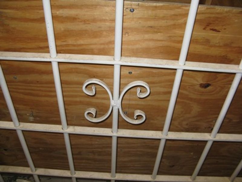 Inbrottsgaller vit 129x135 cm - begagnat