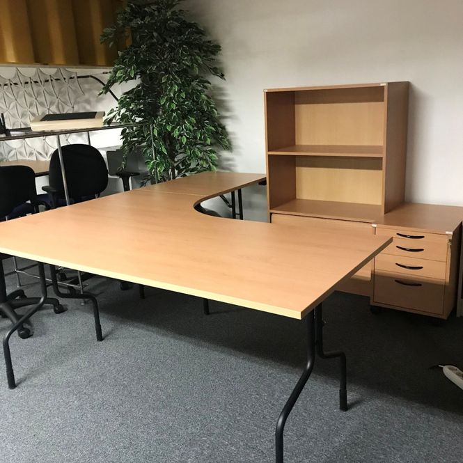 Huvudbild Skrivbord, hylla och rullhurts i boklaminat